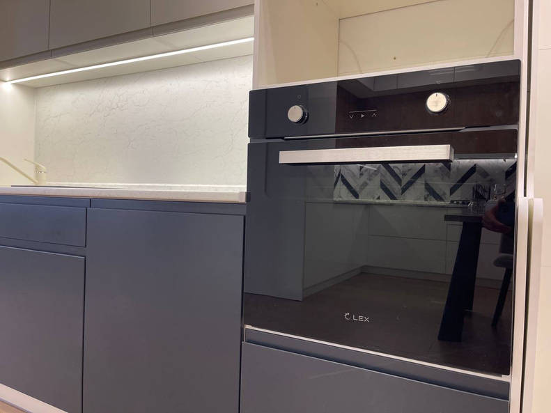 Кухня Маори - длина 2,8 м, ширина 1 м